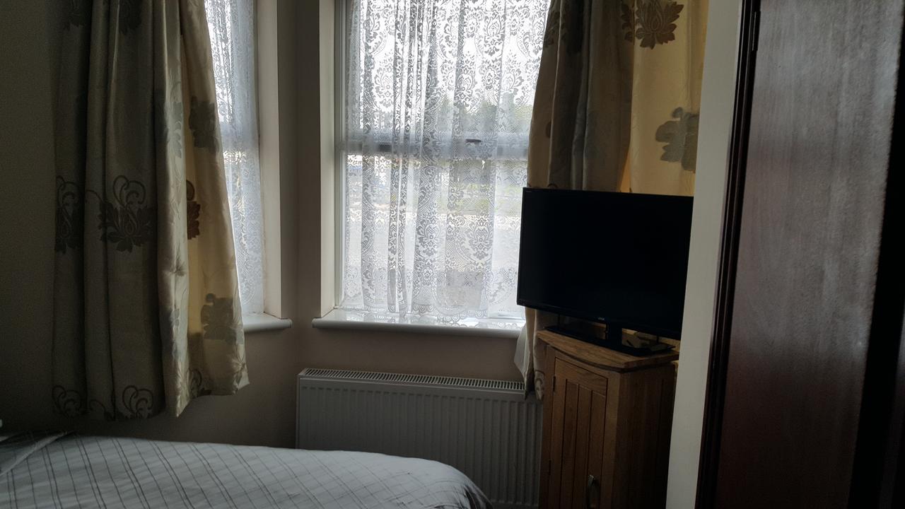 Airport Guest House Slough Extérieur photo