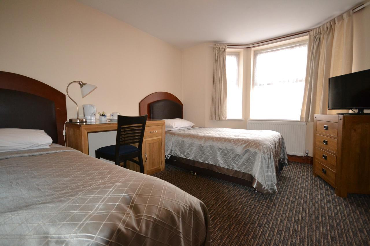 Airport Guest House Slough Extérieur photo