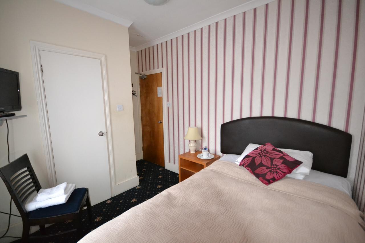 Airport Guest House Slough Extérieur photo