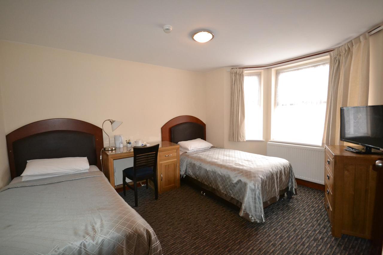 Airport Guest House Slough Extérieur photo