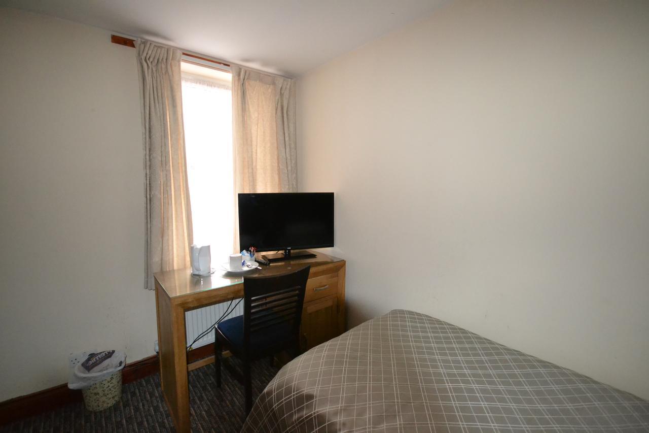 Airport Guest House Slough Extérieur photo