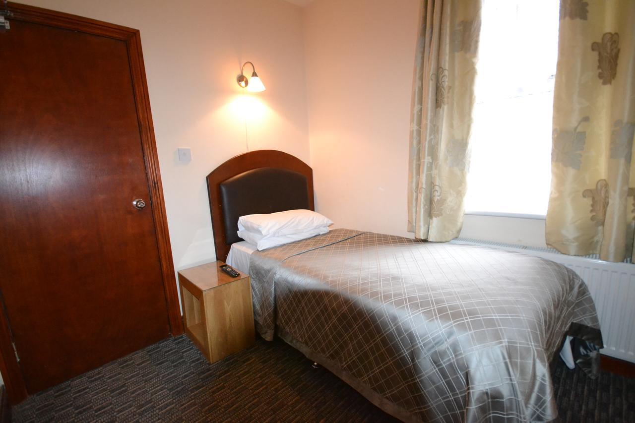 Airport Guest House Slough Extérieur photo