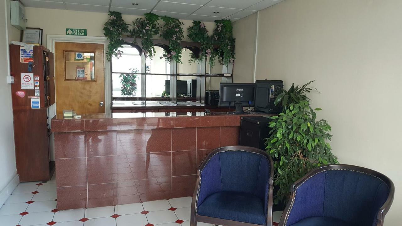 Airport Guest House Slough Extérieur photo